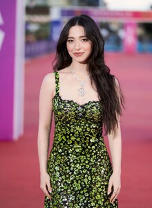 mikey-madison-at-anora-premiere-at-50th-deauville-american-film-festival-09-12-2024-6.jpg