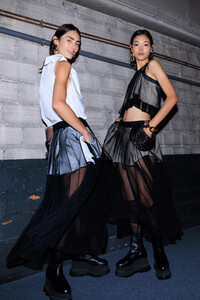 pfw_ss24_backstage_acielle_sacai_007.thumb.jpg.e1ed5d2c0eb1c8644e3eeb25539a0435.jpg