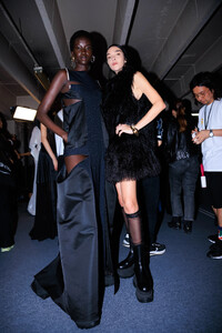 pfw_ss24_backstage_acielle_sacai_014.thumb.jpg.c9b5f4c1a422b89f5a2ea941b0554ae7.jpg