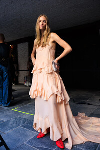 pfw_ss24_backstage_acielle_stellamccartney_005.thumb.jpg.be3247119feaf3a335d24f2fde172b97.jpg
