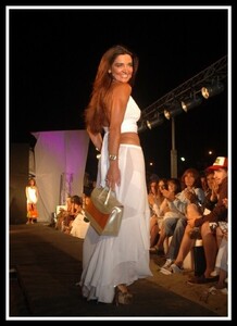 veronica_varano_white_dress_9waO7WS.sized.thumb.jpg.9afe6b336dd0e08a2a405b45f3fea9b9.jpg