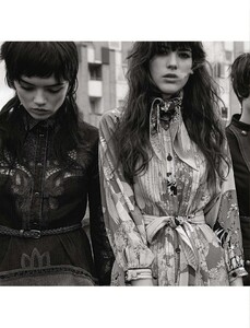 vogue-italia-01-2015_by_yelena-yemchuk_(2).thumb.jpg.17ff13b3ac938b986088982593ed350f.jpg