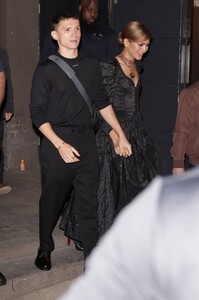 zendaya-and-tom-holland-leaves-romeo-and-juliet-press-night-in-london-05-23-2024-2.jpg