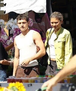 zendaya-and-tom-holland-out-shopping-in-calabasas-08-31-2024-3.jpg