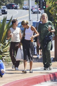 zendaya-and-tom-holland-out-shopping-in-calabasas-08-31-2024-6.jpg