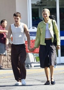 zendaya-and-tom-holland-out-shopping-in-calabasas-08-31-2024-9.jpg