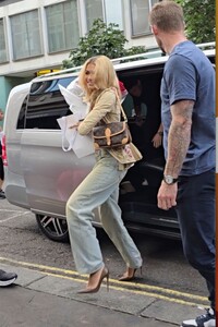 zendaya-arrives-at-duke-of-york-theatre-in-london-08-03-2024-3.jpg