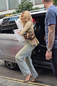 zendaya-arrives-at-duke-of-york-theatre-in-london-08-03-2024-4.jpg