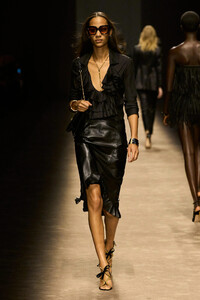 00009-tom-ford-spring-2024-ready-to-wear-credit-gorunway.thumb.jpg.51578c6f9db19901ece9c7960c919678.jpg