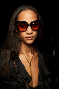 00027-tom-ford-spring-2024-ready-to-wear-credit-beauty-gorunway.thumb.jpg.1aaaa89d2b22b51e0ba112c0f15faef6.jpg