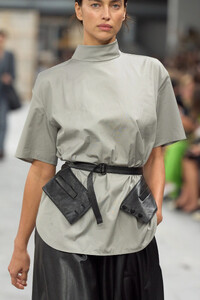 00080-tods-spring-2024-ready-to-wear-details-credit-gorunway.thumb.jpg.305dc690864cfcfaf25a07898f9c98ba.jpg