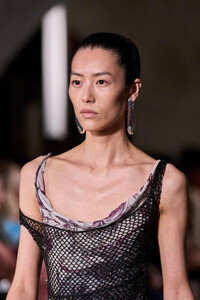00107-toryburch-ss24-rtw-detail-credit-gorunway.thumb.jpg.f6671f4994631ca083a72206278f1e3e.jpg