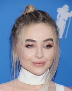 18vmas-carpet_005.jpg