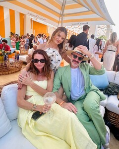 [2024.10.07] alessandraambrosio_461880341_18464464660000670_6628052220600455976_n.jpg