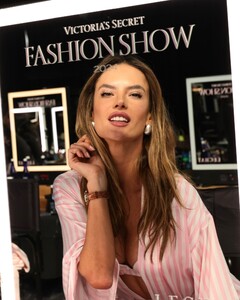 [2024.10.16] alessandraambrosio_463767816_18466174477000670_7882569564541722690_n.jpg