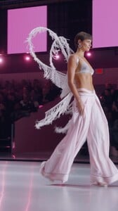2024_10.16victoriassecret_084A3292D8464EA628AEF2CD966DFFB5_video_dashinit.thumb.jpg.55d7f38f64bf603ab2c3c9cff7637b1a.jpg