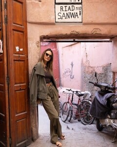 [2024.10.26] alessandraambrosio_464084535_18468086884000670_4990149911586979946_n.jpg