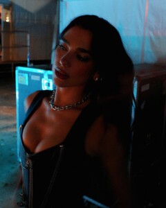 520061110_dualipa-6.jpg