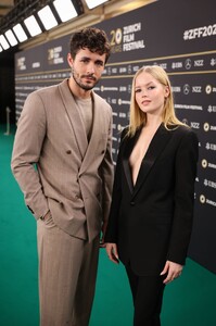 520254792_ellie-4.jpg