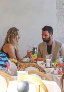 522358984_mcfanforceleblounge-net14-10-2024-13-20toni-garrn_11.jpg