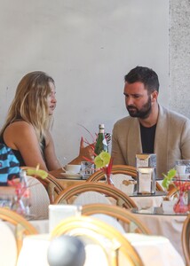 522358988_mcfanforceleblounge-net14-10-2024-13-20toni-garrn_12.jpg