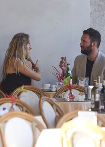 522358994_mcfanforceleblounge-net14-10-2024-13-20toni-garrn_14.jpg