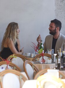 522359004_mcfanforceleblounge-net14-10-2024-13-20toni-garrn_15.jpg