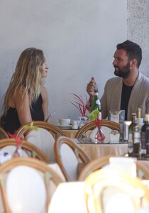 522359007_mcfanforceleblounge-net14-10-2024-13-20toni-garrn_16.jpg