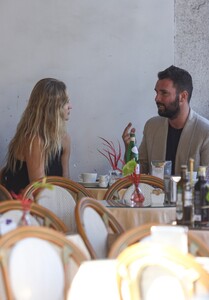 522359008_mcfanforceleblounge-net14-10-2024-13-20toni-garrn_17.jpg