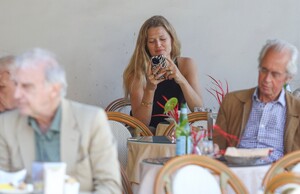 522359014_mcfanforceleblounge-net14-10-2024-13-20toni-garrn_21.jpg