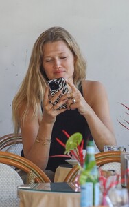 522359016_mcfanforceleblounge-net14-10-2024-13-20toni-garrn_22.jpg