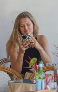 522359020_mcfanforceleblounge-net14-10-2024-13-20toni-garrn_23.jpg