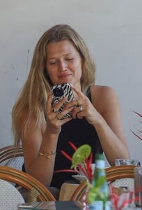 522359022_mcfanforceleblounge-net14-10-2024-13-20toni-garrn_24.jpg