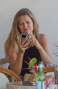 522359027_mcfanforceleblounge-net14-10-2024-13-20toni-garrn_25.jpg