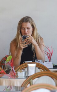 522359032_mcfanforceleblounge-net14-10-2024-13-20toni-garrn_26.jpg