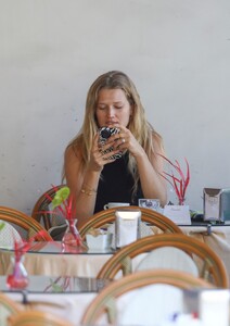 522359035_mcfanforceleblounge-net14-10-2024-13-20toni-garrn_27.jpg
