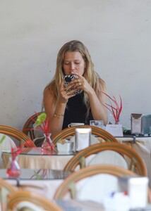 522359038_mcfanforceleblounge-net14-10-2024-13-20toni-garrn_28.jpg