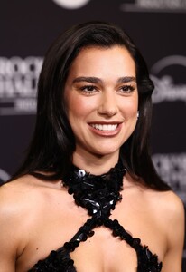 523738035_dualipa-1.jpg