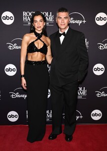 523738059_dualipa-6.jpg