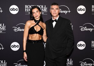 523738073_dualipa-7.jpg
