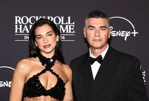 523738081_dualipa-8.jpg