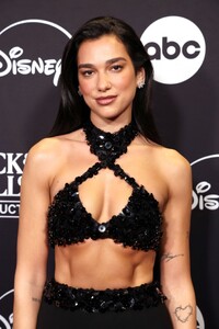523738144_dualipa-17.jpg