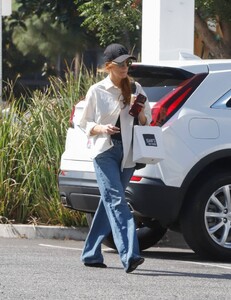 Ashlee-Simpson---Is-seen-after-running-errands-in-Los-Angeles-04.jpg