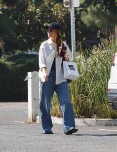 Ashlee-Simpson---Is-seen-after-running-errands-in-Los-Angeles-05.jpg