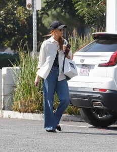 Ashlee-Simpson---Is-seen-after-running-errands-in-Los-Angeles-07.jpg