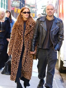 Ashlee-Simpson---With-husband-Evan-Ross-during-a-romantic-stroll-in-NYC-03.jpg