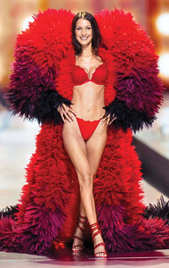 Bella Hadid - Us Weekly [2024.11.04].jpg
