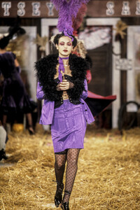 BetseyJohnson1995FW18.thumb.jpg.1344cee258d2591b209bf1b76cfb60bd.jpg