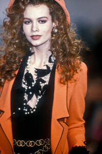Chanel1990HauteCouture121.thumb.jpg.9d26d9acc5c959ad82fb890cac21c018.jpg
