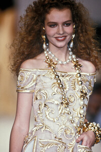 Chanel1990HauteCouture133.thumb.jpg.9e13f52d21db6feb0d7f0e26e15764d5.jpg